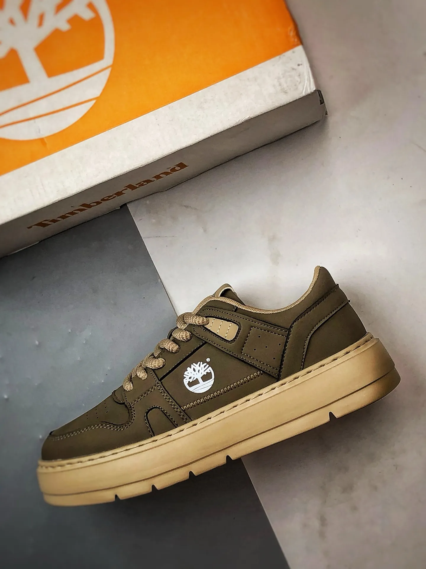💰400 Timberland outdoor lightweight low-cut casual Martin boots, Guangdong factory quality, original box and original packaging, fashionable and trendy matching. The fabric is made of Italian 🇮🇹 top-grade frosted fine-grained cowhide. It is equipped with anti-odor and anti-corrosion genuine leather latex insoles. The outsole and hardware are all made from OEM raw materials. The full set of official website unified packaging gives you a perfect wearing experience. High-quality and durable, a must-have for sportsmen. High-quality and first-class foot feel. This year's autumn and winter trendy outdoor is suitable for daily matching. Item number: TB088009713 Size: 39 40 41 42 43 44 (standard size)